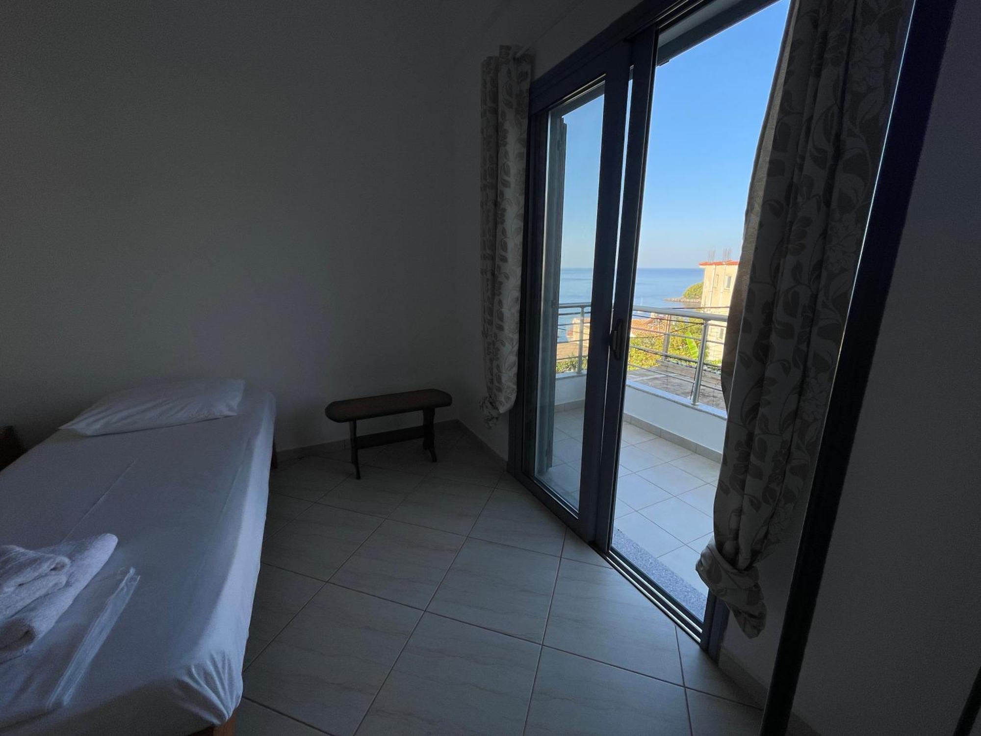Tasos Rooms Himare Exterior foto