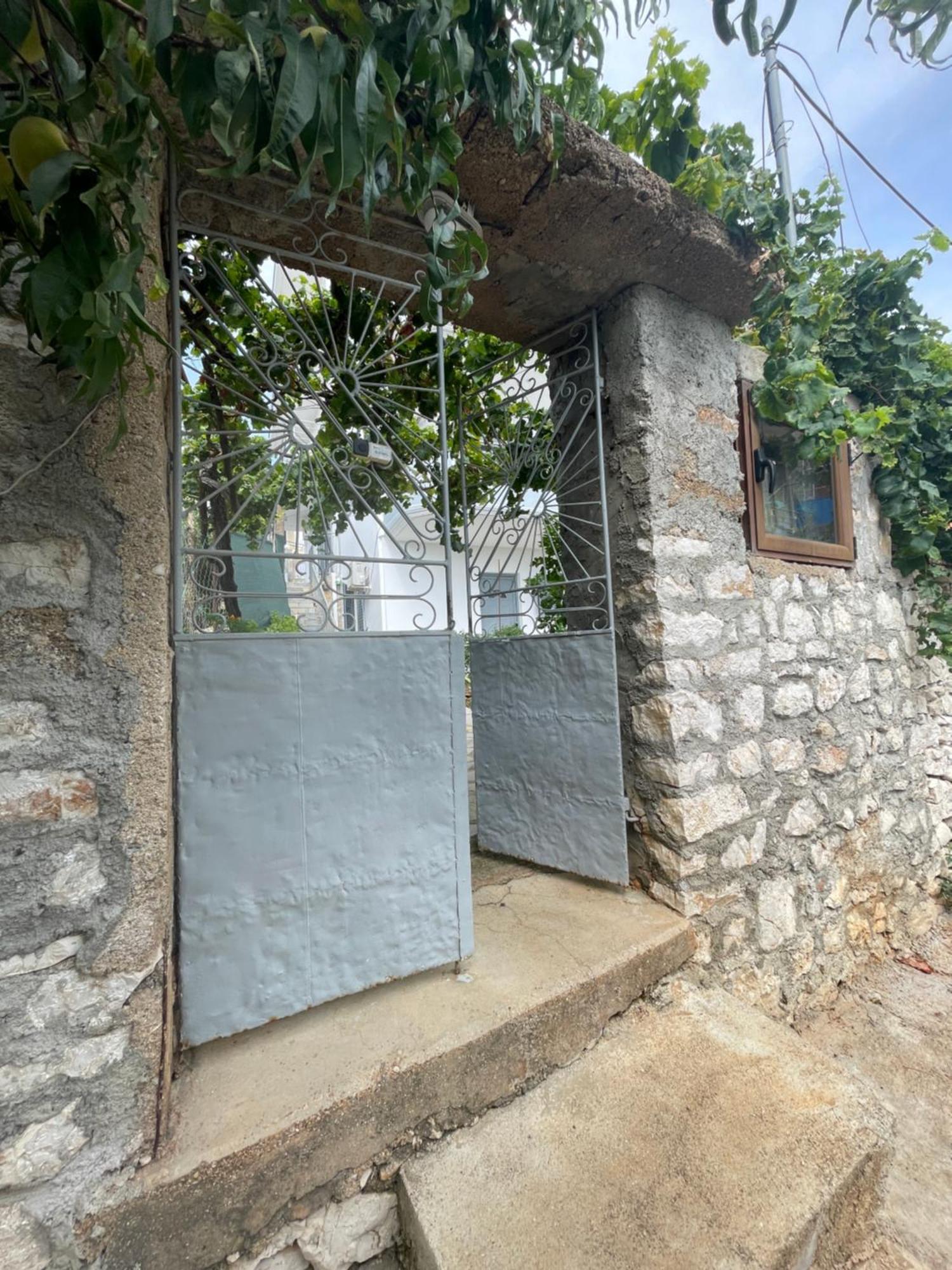 Tasos Rooms Himare Exterior foto